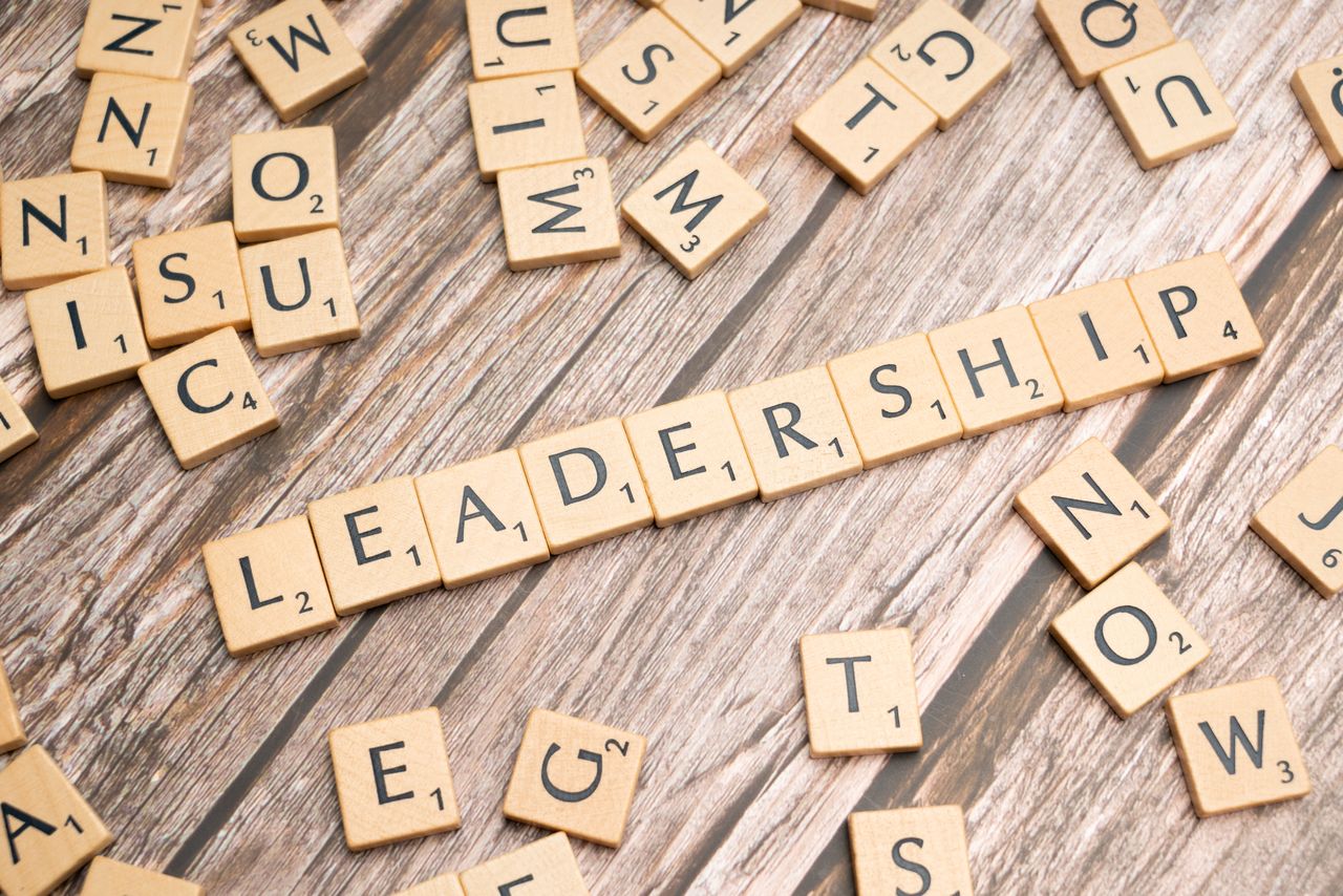 Des lettres en bois formant LEADERSHIP sur une surface en bois, illustrant les qualités et compétences liées au leadership.